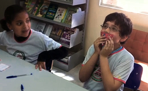 Criancas jogando